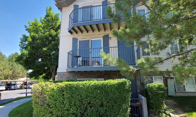 Lakeview Condominio | Temple view with a pool