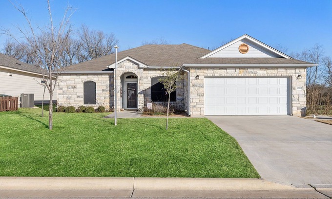 Temple Casa | 6 Bed|2 Ba|Min to Meta|5 min to BS&W|FAST Wi-Fi