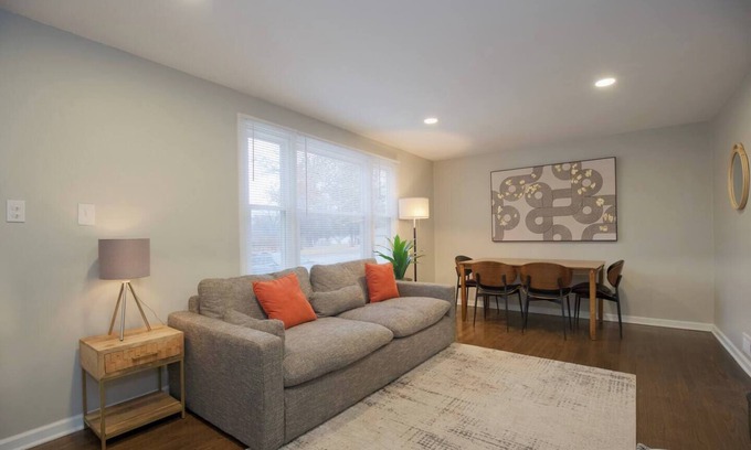 Overland Park Apartamento | Ten blocks from Old Downtown Overland Park, KS