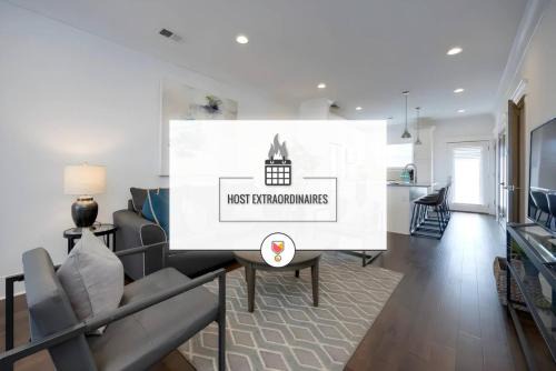 Charlotte Park Casa | Ten Minutes to Broadway Stylish Gated Townhome