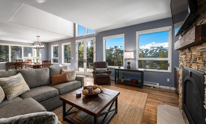 Forest Hills Casa | Ten Peaks Lookout Home Incredible Views Hot Tub