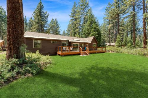 Tahoe Vista Casa | Tennenbaum by AvantStay Classic Cabin in Tahoe Vista - Walk to the Beach