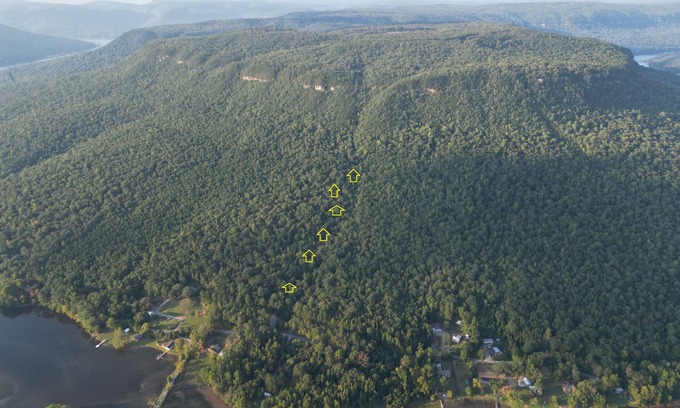 Whiteside Cabina | Tennessee River Gorge® Mt. #2 Treehouse "Amish Built"