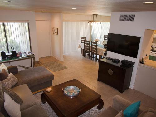 Palm Desert Apartamento | Tennis on El Paseo at Sandroc Permit# STR2023-0030