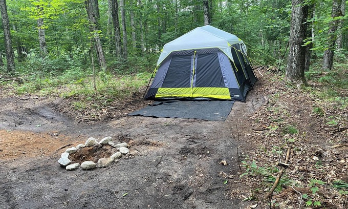 Benzonia Alquiler De RV | Tent w/ Mattresses on Private wooded camp site