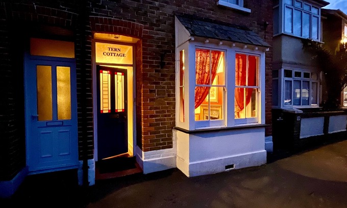 Bognor Regis Cabaña | Tern Cottage by inspirestays.com - a cottage that sleeps 4 guests in 2 bedrooms