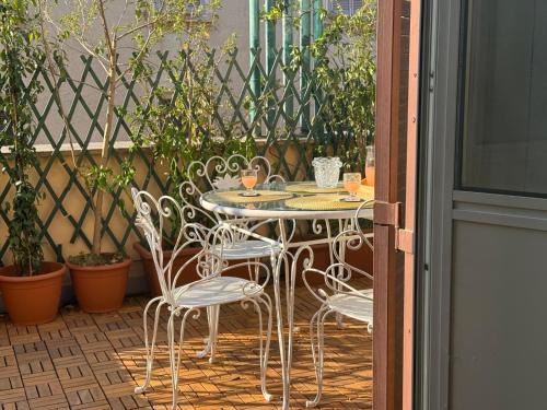 Prati Apartamento | Terrace & 1930s Charm - Vatican Walk