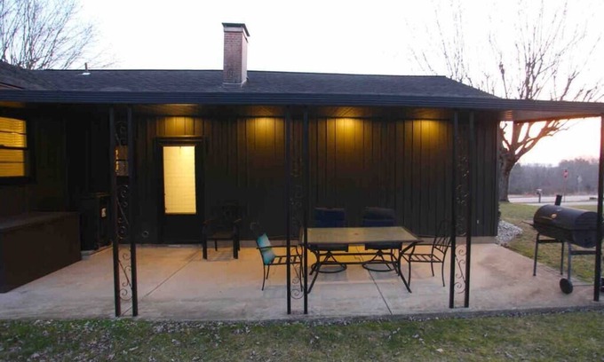 Chillicothe Casa | Terrace Farmhouse - Chillicothe, OH
