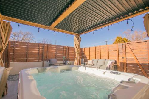 South Broadway Apartamento | Terracotta Suite at ArnoTriplex! Hot Tub and Pet Friendly!