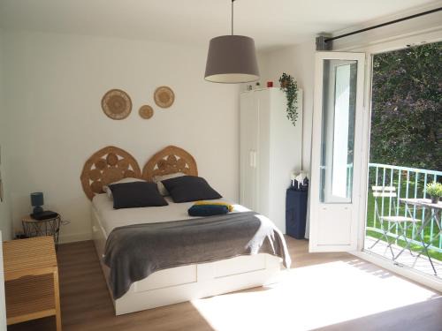 Bourg-l'Eveque Apartamento | Terrasse, vue sur jardin arboré et place de parking