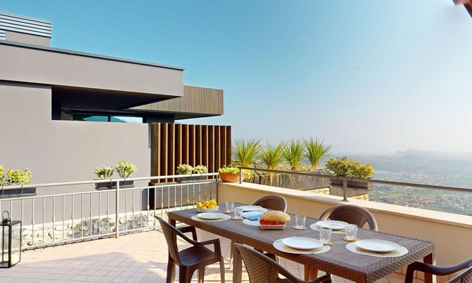 Villanuova sul Clisi Apartamento | Terrazza sul Golfo by Bookinggardalake