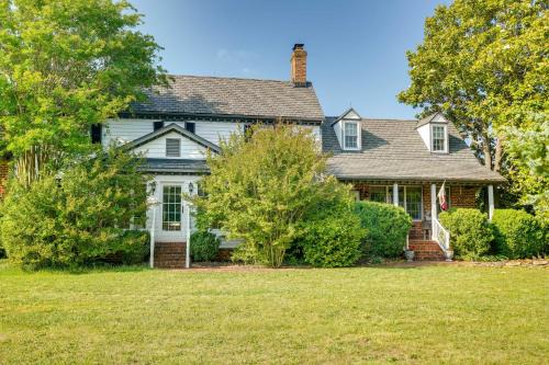 Midlothian Casa | Terre Haute Manor Farmhouse with Gardens and Deck!