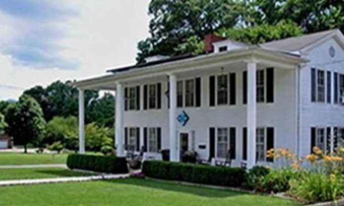 Burnsville Hotel | Terrell House B&B