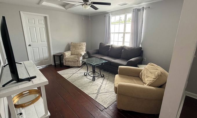 Westside Apartamento | Terrific 3-bedroom apartment with AC in charming Charleston