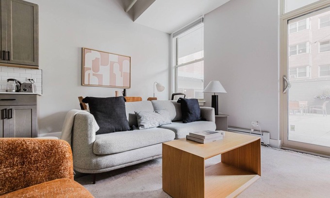 Edgewater Beach Apartamento | Terrific Edgewater 1BR w/ Fitness Center, Lounge & W/D, by Bluedground