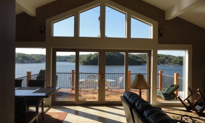 Camdenton Casa | Lakefront Home excelente vista, pisos de baldosas, kit de granito, botes disponibles