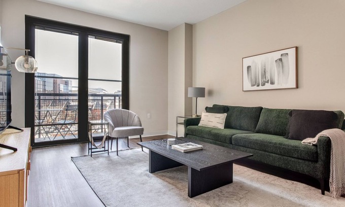 Mount Vernon Square Apartamento | Terrific Mount Vernon 1BR w/ Roof Pool, nr Arena, Museum, by Blueground