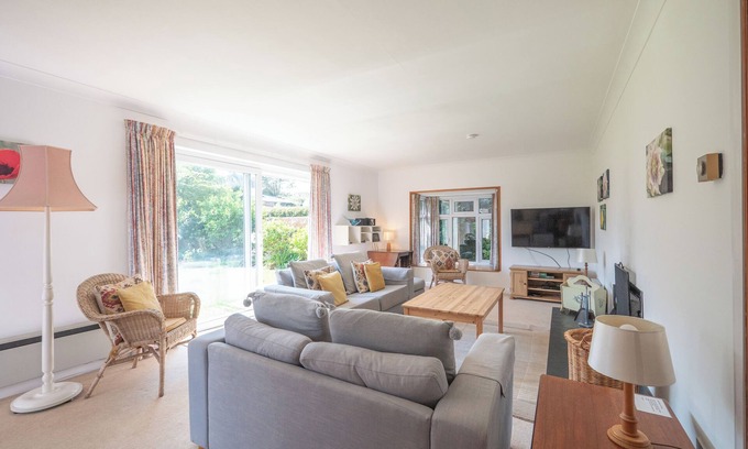 Stoke Fleming Cabaña | Terrific pet friendly 4 bedroom cottage in Stoke Fleming