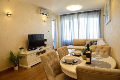 Novi Sad Apartamento | Tesla 70 Apartment with secure parking In the garage