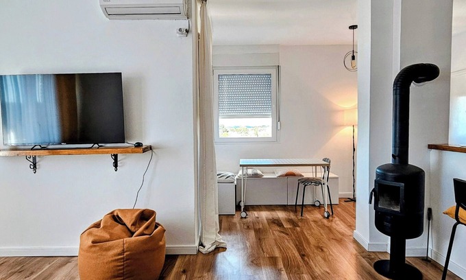 Odzaci Apartamento | TESLA City-View Apartment with Free Parking, Fruits, Coffee & Wi-Fi Wi-Fi