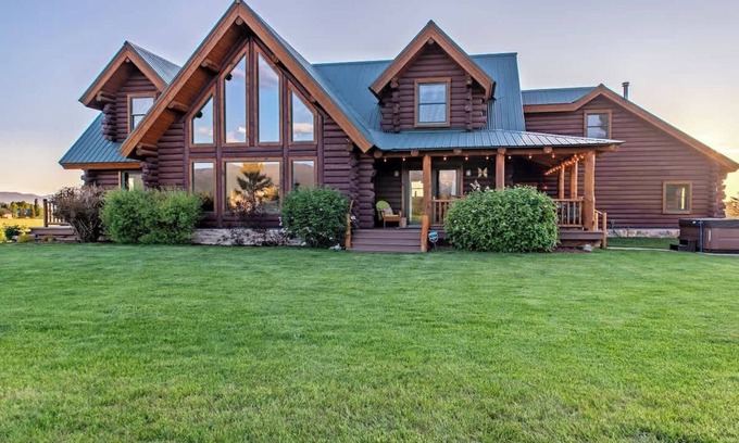 Driggs Casa | Teton Dreams Log Cabin with Teton Views & Hot Tub