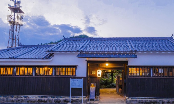 Fukusaki Villa | Tetsu-juro (former Ogunis ) , Himeji Castles back parlor-like"400-year-old inn"