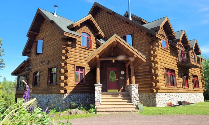 Silver Bay Cabina | Tettegouche Lodge 8BR-6.5Bath & 32 acres of outdoors relaxation ON Baptism River