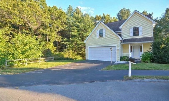 Tewksbury Casa | Tewksbury MA 5 night minimum stay 4 beds, 2.5 baths, quiet neighborhood,