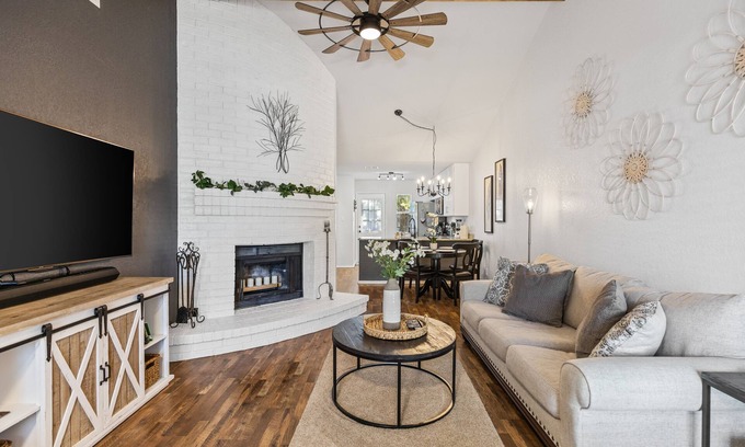 Euless Casa | Texas Gardens- A Beautiful Cottage in the heart of DFW