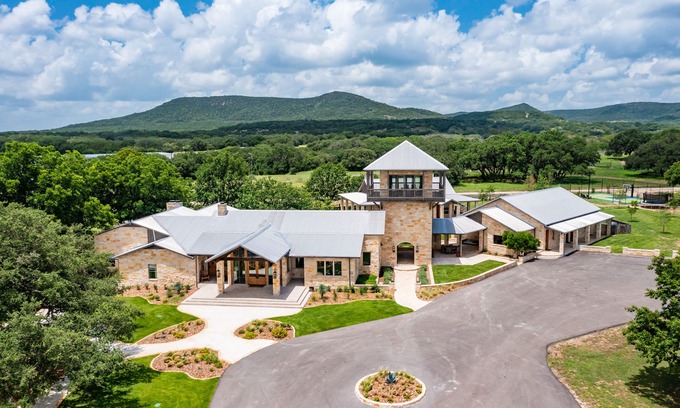Hondo Complejo | Texas Hill Country Exclusive Ranch Resort