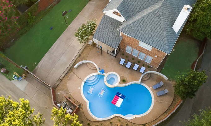 Plano Casa | Texas Size 5Bed 3.5Bath, Heated Spa, Pool