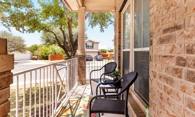 West San Antonio Casa | Texas Two Step - welcoming getaway at the steps of Sea World, near BMT!