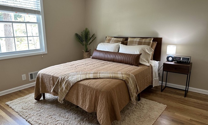 Alpharetta Casa | "That 70s House" in Downtown Alpharetta - Full of 70s Charm in a Dream Location