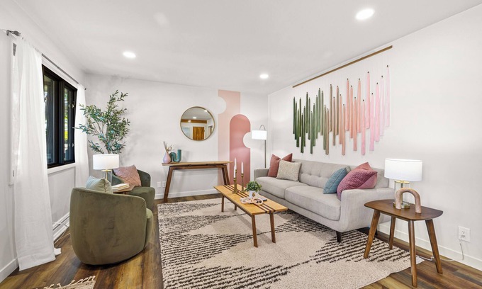 West End Casa | "That-Place!" Brand new remodel. 3 queen bedrooms, 2 full baths,2 living rooms.