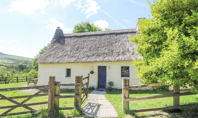 Llanybydder Cabaña | THATCHED COTTAGE, pet friendly, with hot tub in Llanybydder