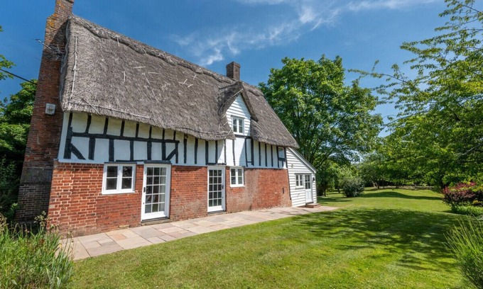 Bures Casa | Thatched Cottage - Tres Habitaciones Casa, Capacidad 4