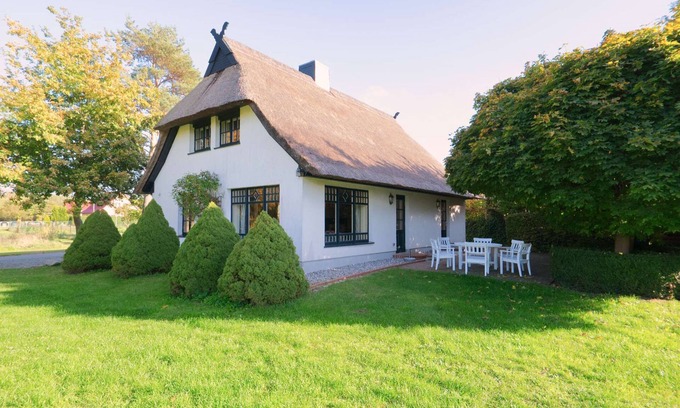 Marlow Casa | Thatched cottage with large garden and fireplace