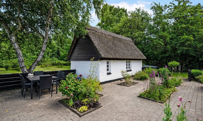 Ørsted Villa | Older thatched farmhouse, approx. 400 meters from the water