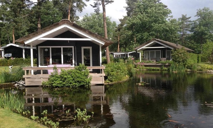 Markelo Chalet De Esquí | Thatched Home by Pond in Holiday Park