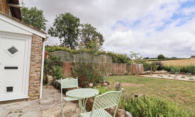 Sherborne Cabaña | THATCHERS END, character holiday cottage, with a garden in Sherborne
