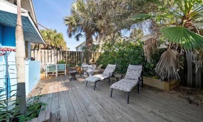 Flagler Beach Cabaña | The 1/2 Nest, downtown cottage, 1 block to the beach & restaurants. dog friendly