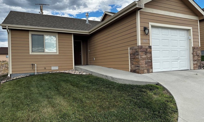 Casper Casa | The 1425 Fairdale by O.C.G.