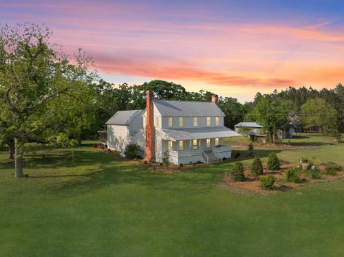 Tattnall County Casa | The 1900 Farmhouse Retreat - on 78 acres