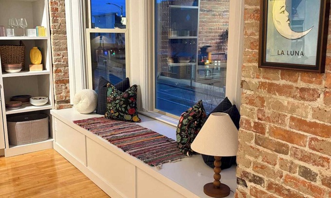 De Pere Apartamento | Newly renovated downtown historic loft.