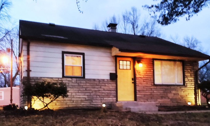 Jeffersonville Casa | -The 1st Leg- Your Cozy Derby Cottage! 12 min to Churchill 1 min to I-65 3 beds