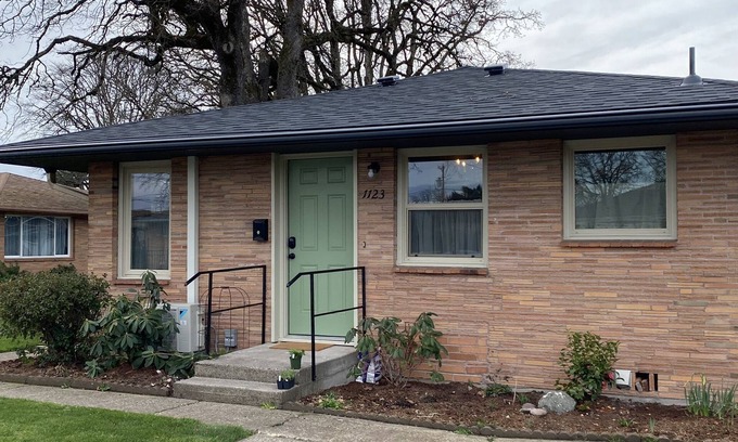 Southeast Salem Casa | The 3 Oaks @ 1123 17th SE Salem by Salemstays.com