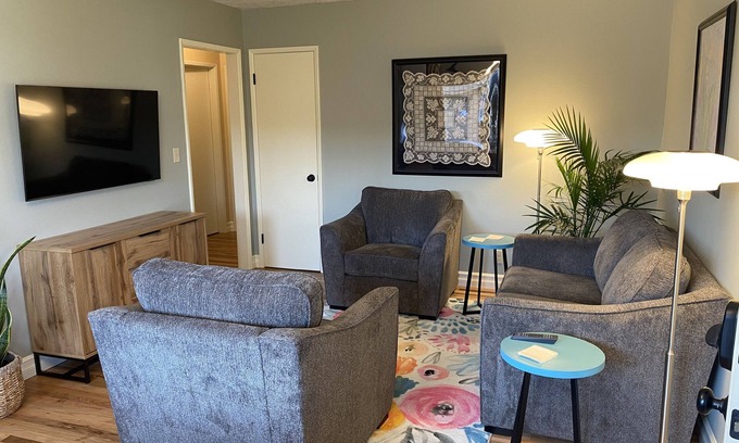Southeast Salem Casa | The 3 Oaks @ 1133 17th SE Salem by Salemstays.com