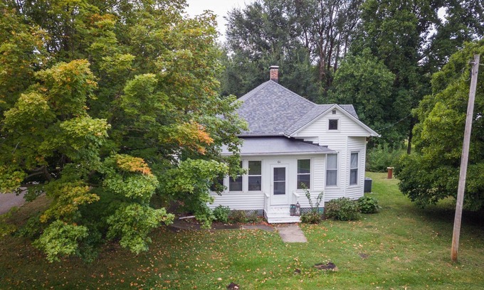 Lane Casa | The Abbey 6 Minute drive to Beautiful Clinton Lake!!