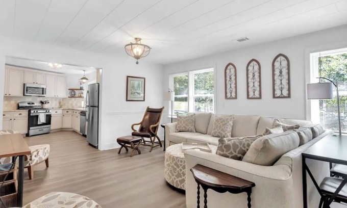 Acworth Casa | The Acworth peach- sleeps 12