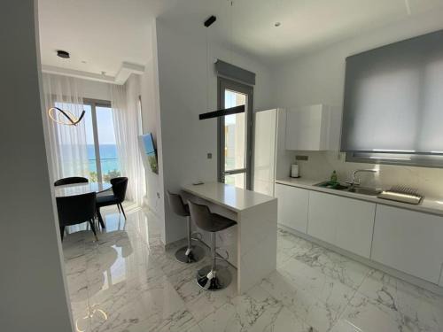 Agios Tychon Apartamento | The Address -Beachfront 2 Bedroom Residence